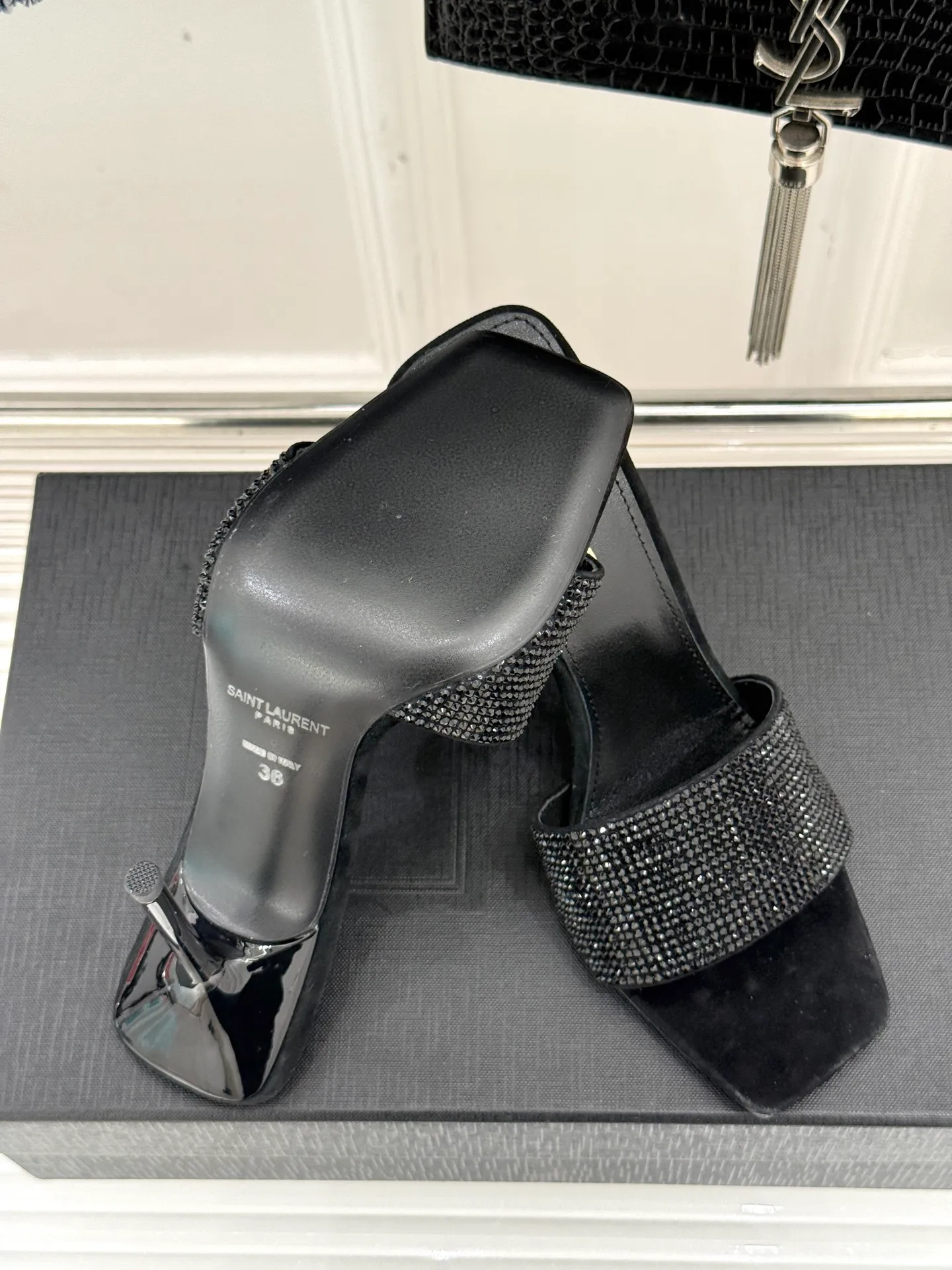 👟👟Ex-factory price 580👟👟Saint Lauren*YSL Saint Laurent classic spring and summer one-line rhinestone high-heeled slippers, rhinestone pearl heel high-heeled sandals, dazzling rhinestones, elegant age reduction, full of fairy princess atmosphere! The upper is made of original customized material, the inner pads are all grained sheepskin, and the outsole is imported genuine leather from Italy! Heel height: 10.5cm Size: 35-39 (34/40/41 customized)